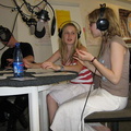 zwei maedchen im studio