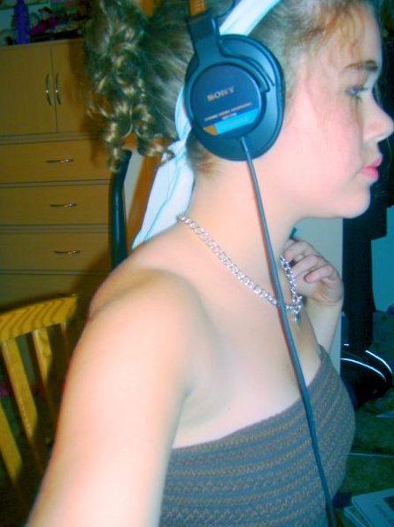 headphones__by_cherrycokesky.jpg