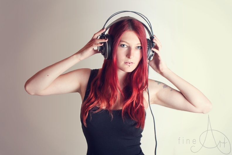 headphones-women-redheads-superlux- 70943-43