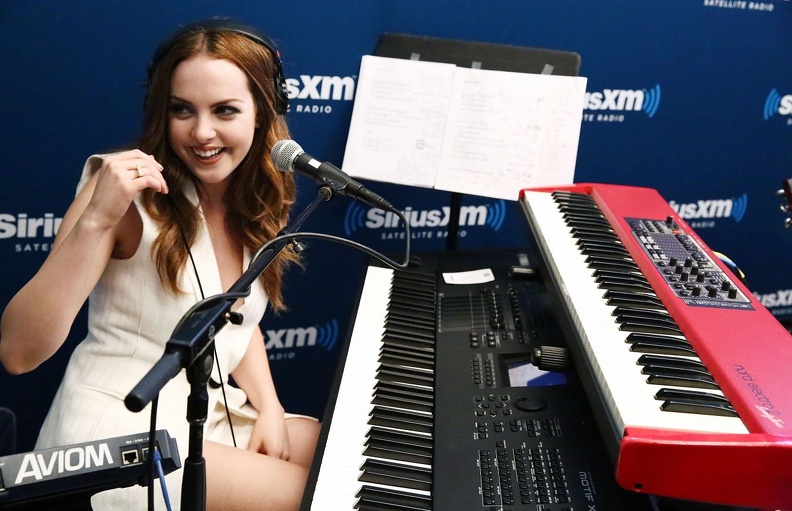 elizabeth-gillies-siriusxm-s-town-hall-with-the-cast-of-s-x-drugs-and-rock-and-roll-in-nyc-6-29-2016-2.jpg