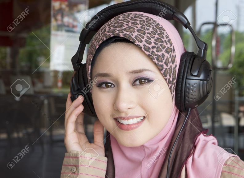 10407380-young-muslim-girl-smile-with-headphones--Stock-Photo.jpg