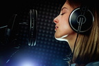 Vocalist-Singing-Studio-Microphone-675x450
