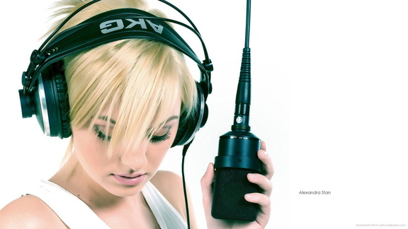 836028 download-1920x1080-alexandra-stan-with-akg-headphones-and-a-mic 1920x1080 h