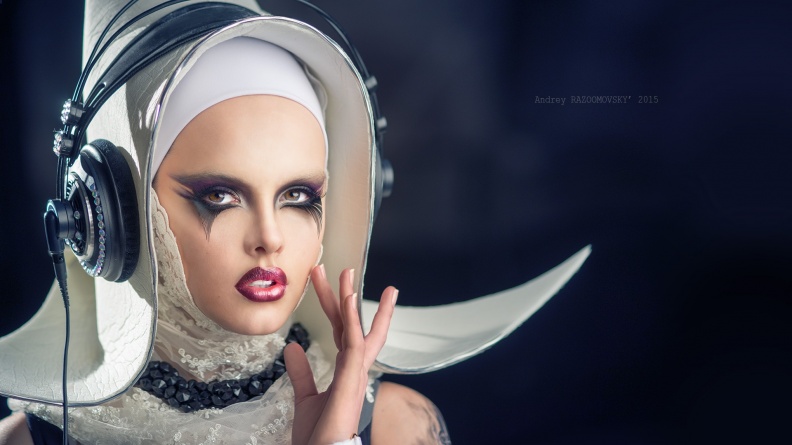 eyelashes-make-up-woman-headset-bright.jpg