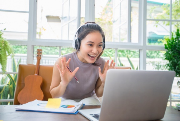 asian-businesswomen-is-using-notebook-computers-wear-headphones-online-meetings-working-from-home 33718-1735