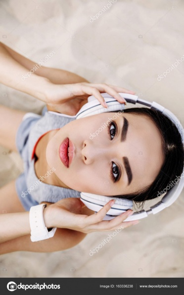 depositphotos_163336238-stock-photo-asian-woman-with-headphones.jpg
