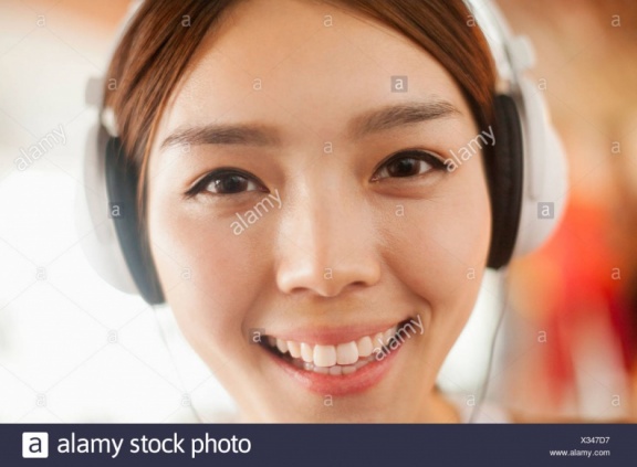 young-women-listening-to-music-portrait-X347D7
