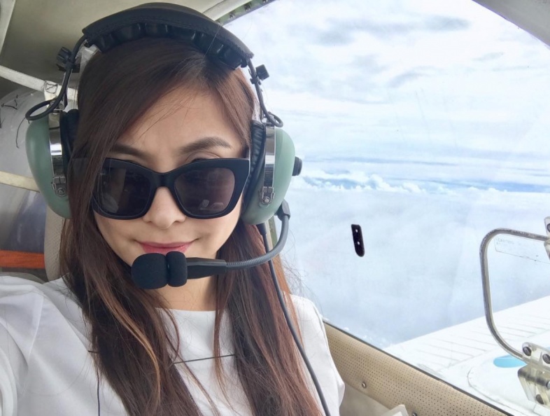 female-pilot-captures-netizens-hearts_4.jpg