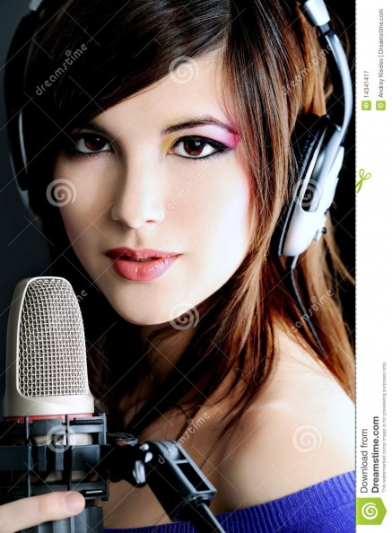 singer-girl-14341417