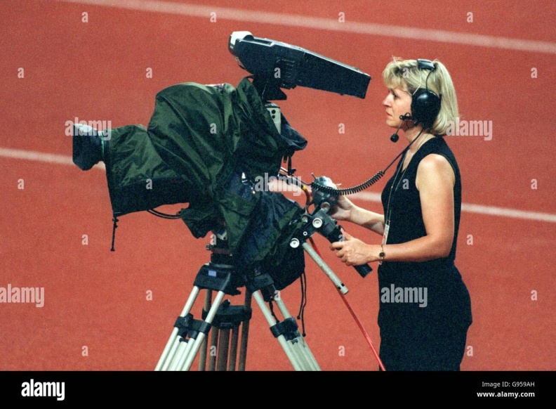 a-female-camerawoman-filming-the-high-jump-final-for-television-G959AH