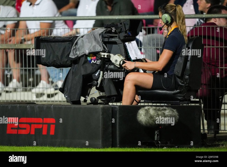 deventer-a-camerawoman-from-espn-during-the-match-between-go-ahead-eagles-v-feyenoord-at-de-adelaarshorst-on-3-september-2022-in-deventer-netherlands-box-to-box-picturestom-bode-2JW539B.jpg