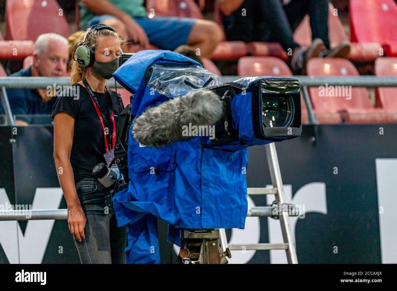 utrecht-20-08-2020-football-dutch-eredivisie-season-2020-2021-fox-camerawoman-during-the-friendly-match-utrecht-heerenveen-credit-pro-shotsalamy-live-news-2CCAXJX