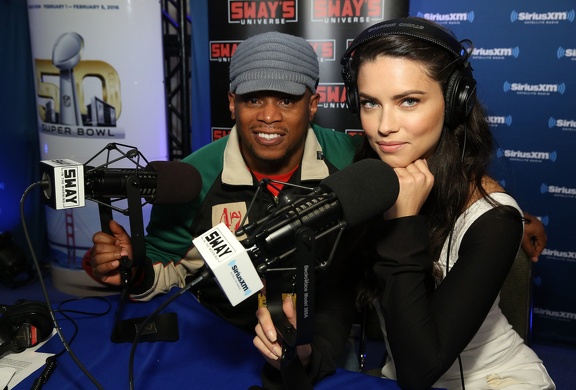Adriana-Lima-Super-Bowl-adriana-lima-39917013-1024-694