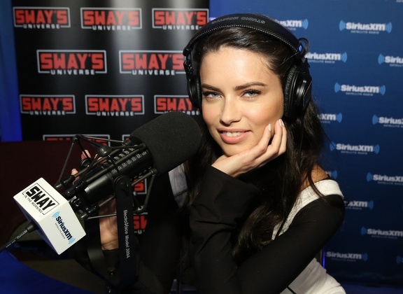 Adriana-Lima-Super-Bowl-adriana-lima-39917014-1024-748
