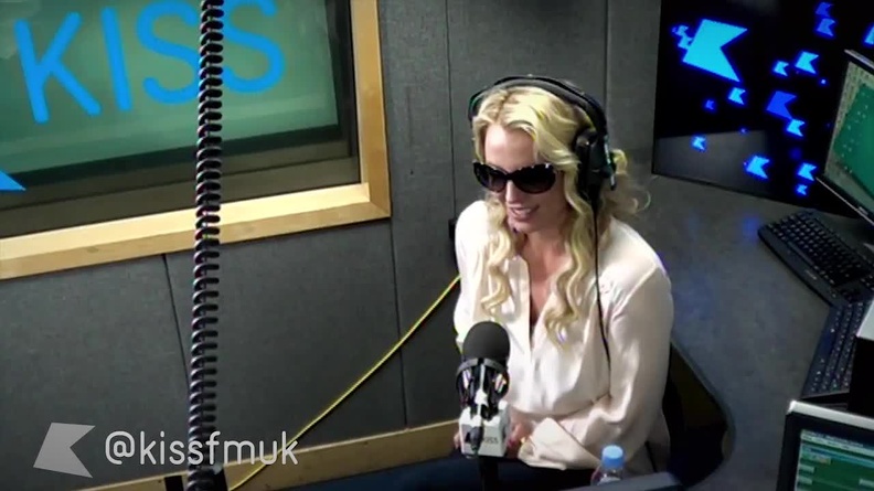 Britney Spears at Kiss FM (UK) (bnASvUGx Go)