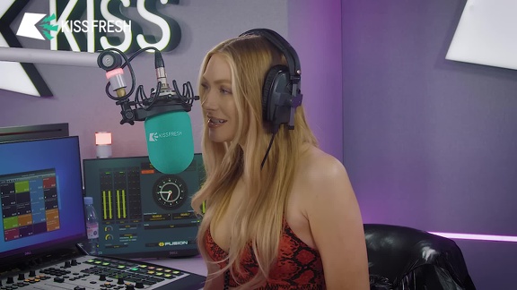 Love Island's Chloe Burrows talks Love Island 2022 with Elz The Witch! (NULHLhfn8Qc)