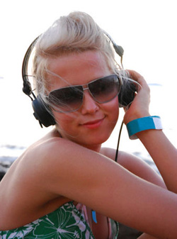 girl-and-headphones