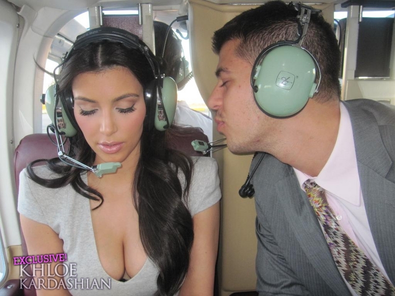 gallery_enlarged-Khloe-Kardashian-Kim-Kardashian-Los-Angeles-Helicopter-12040910.jpg
