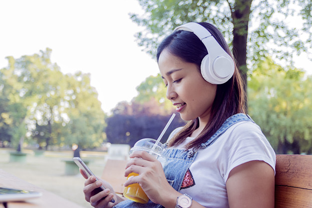 indonesian-girl-listening-music-with-headphones-and-smart-phone_1437-671.jpg