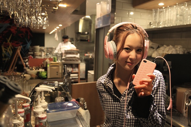 tokyo-headphone-girls-4.jpg